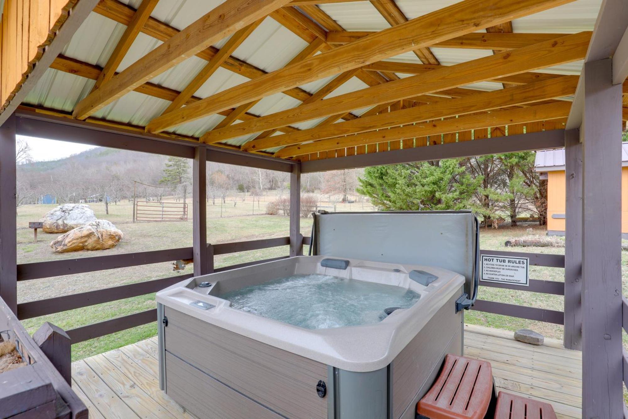 Riverfront Hot Springs Cabin With Private Hot Tub! Eksteriør billede