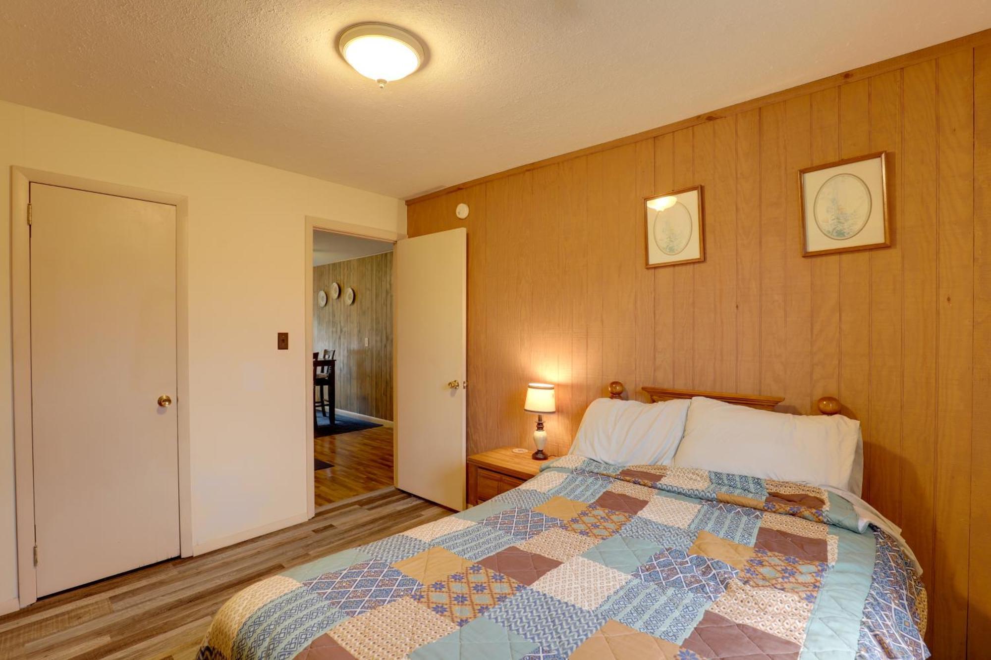 Riverfront Hot Springs Cabin With Private Hot Tub! Eksteriør billede