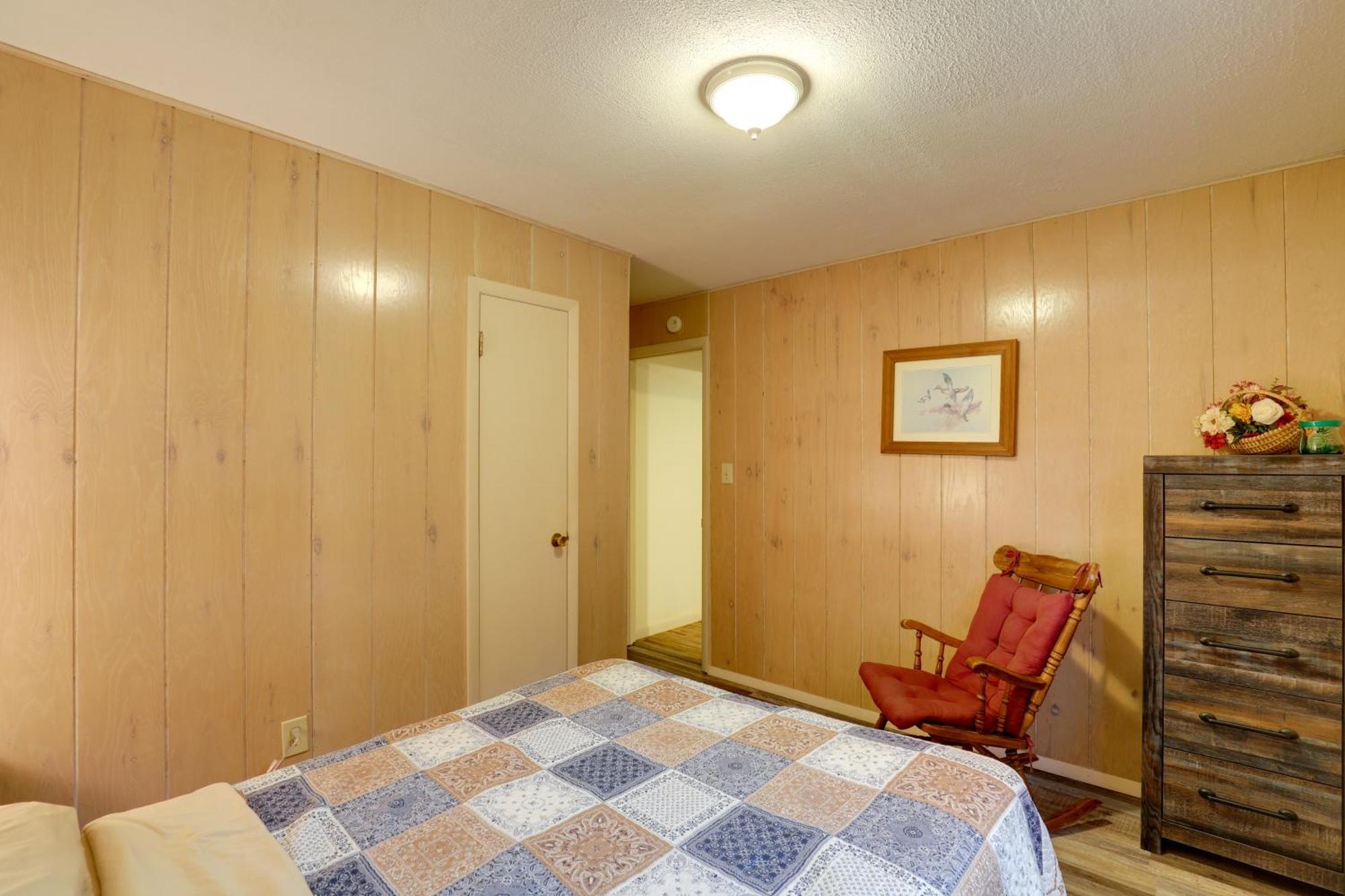 Riverfront Hot Springs Cabin With Private Hot Tub! Eksteriør billede