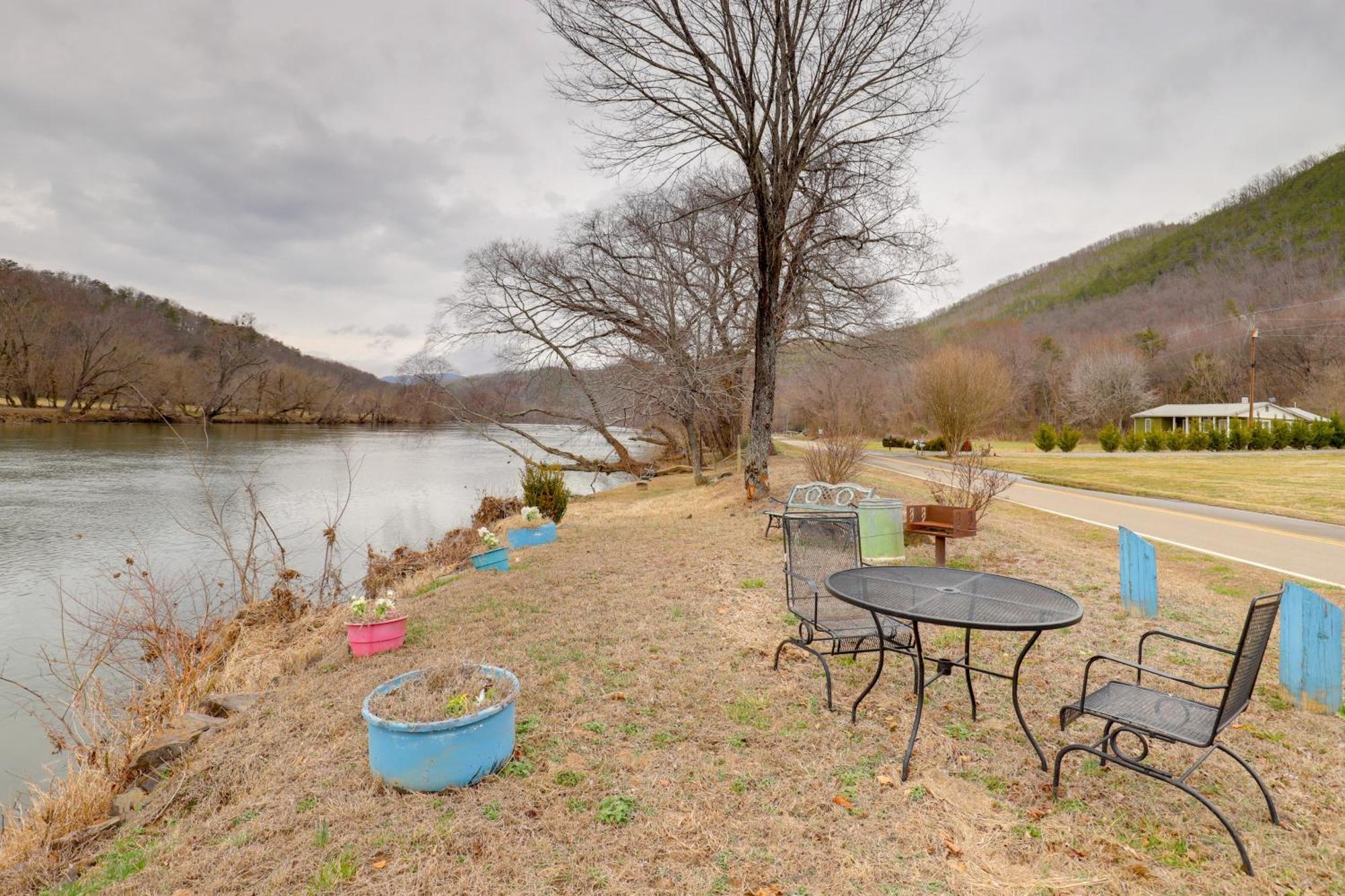 Riverfront Hot Springs Cabin With Private Hot Tub! Eksteriør billede