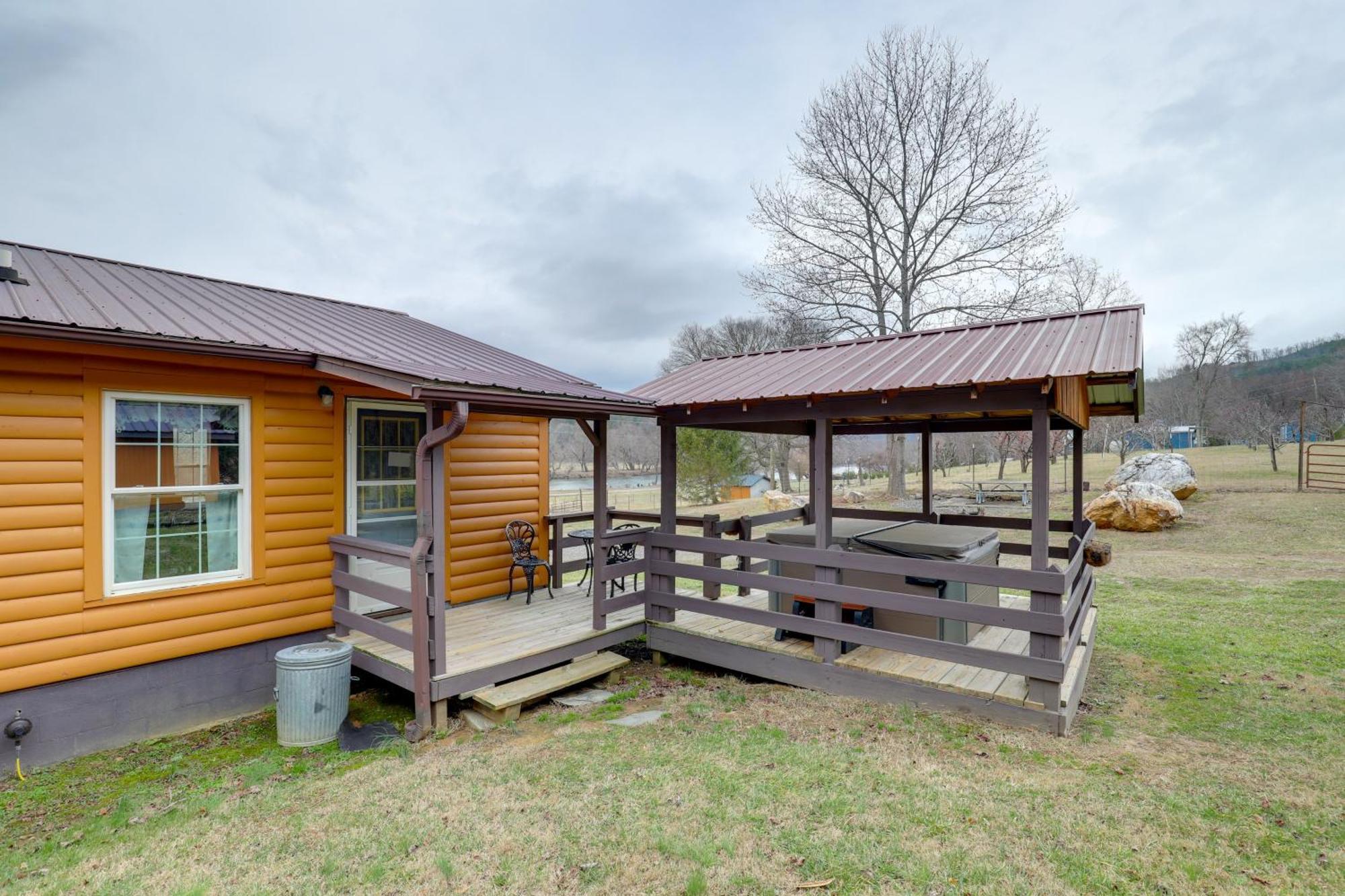 Riverfront Hot Springs Cabin With Private Hot Tub! Eksteriør billede