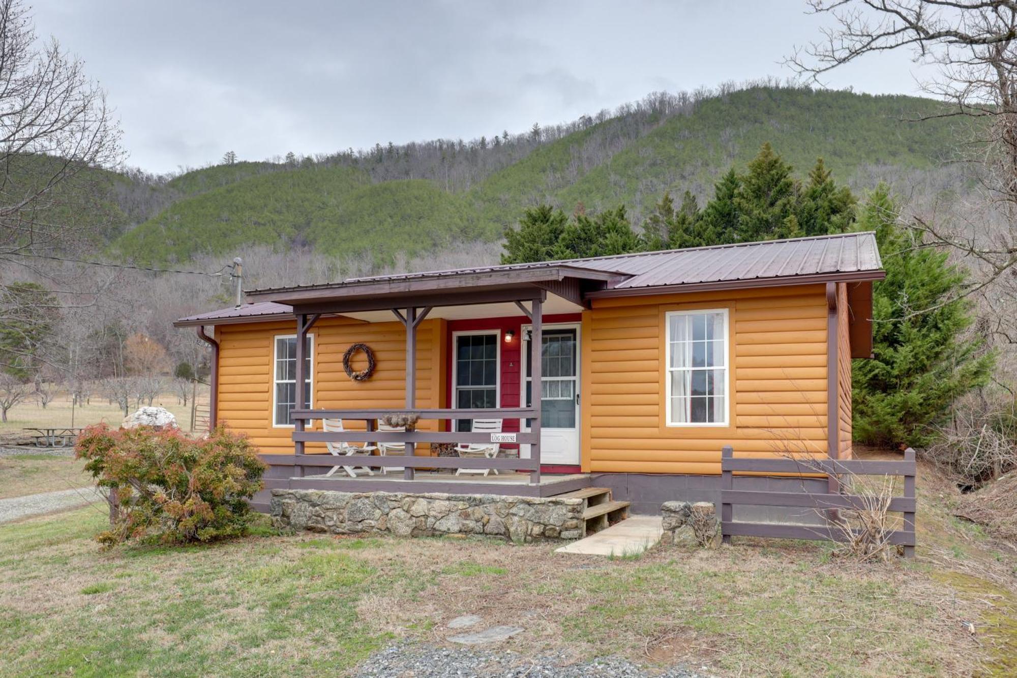 Riverfront Hot Springs Cabin With Private Hot Tub! Eksteriør billede