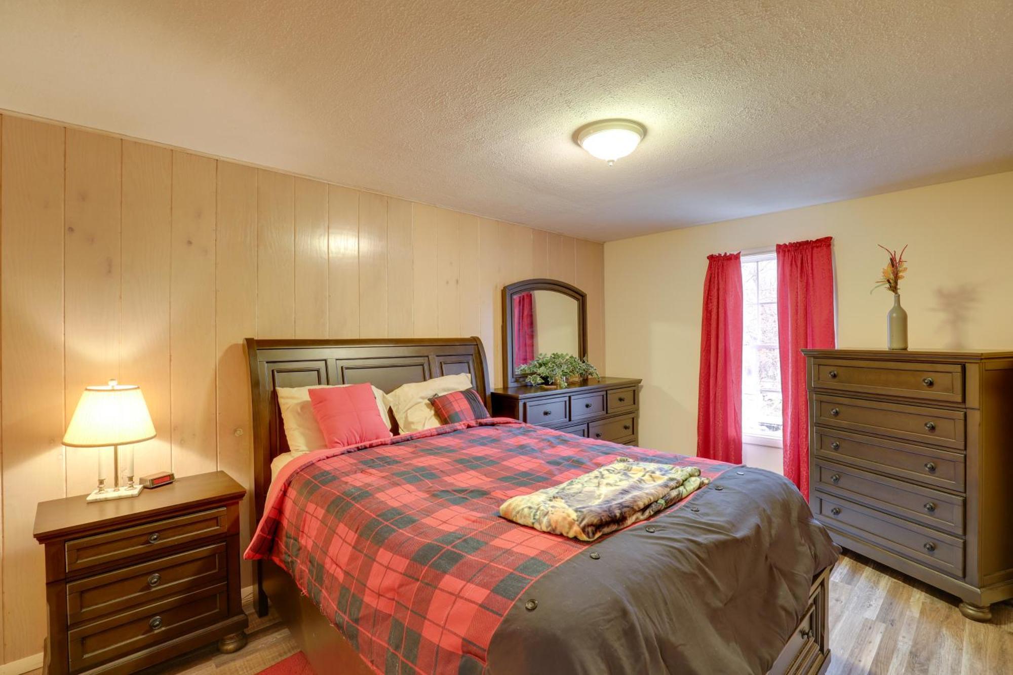 Riverfront Hot Springs Cabin With Private Hot Tub! Eksteriør billede
