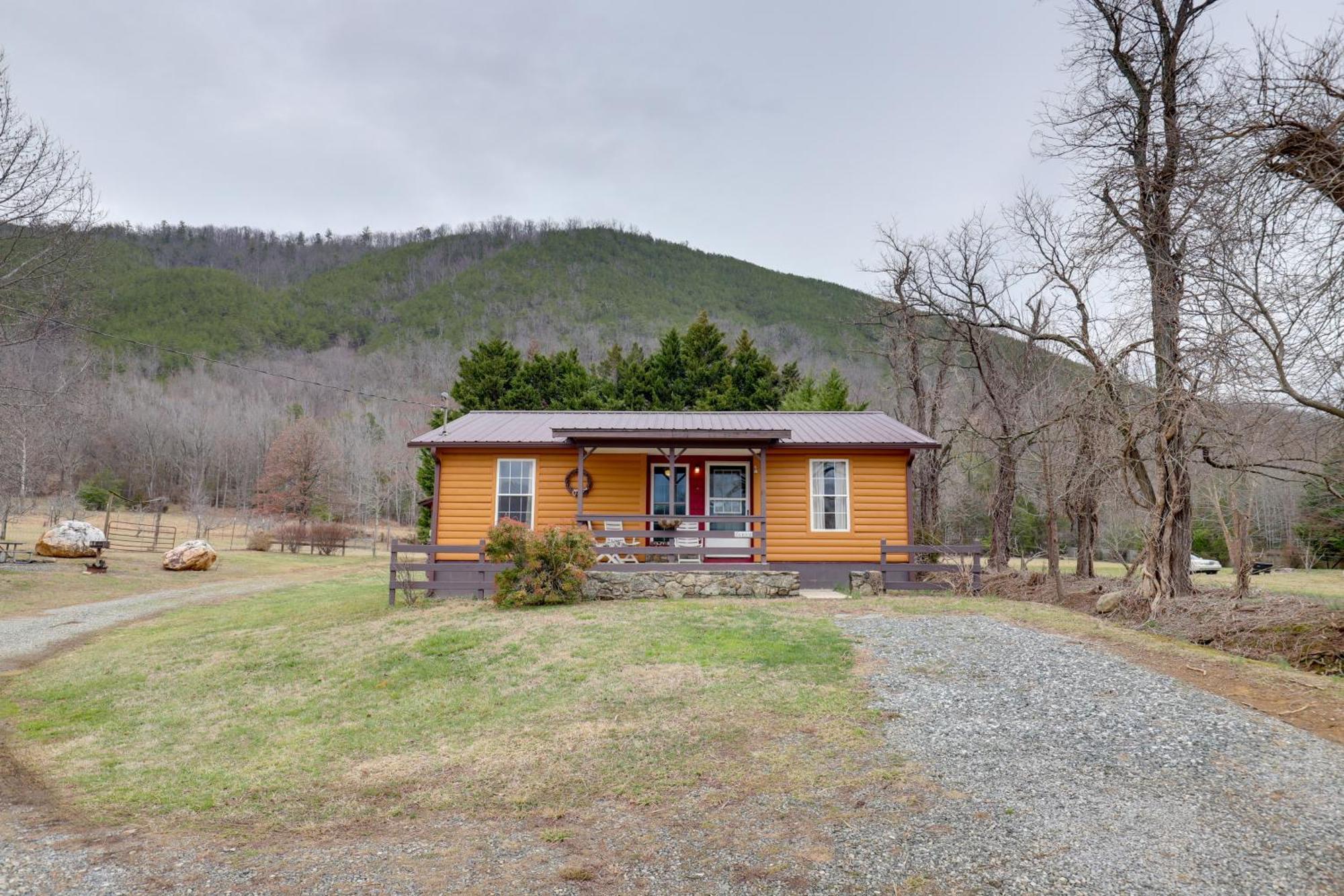 Riverfront Hot Springs Cabin With Private Hot Tub! Eksteriør billede